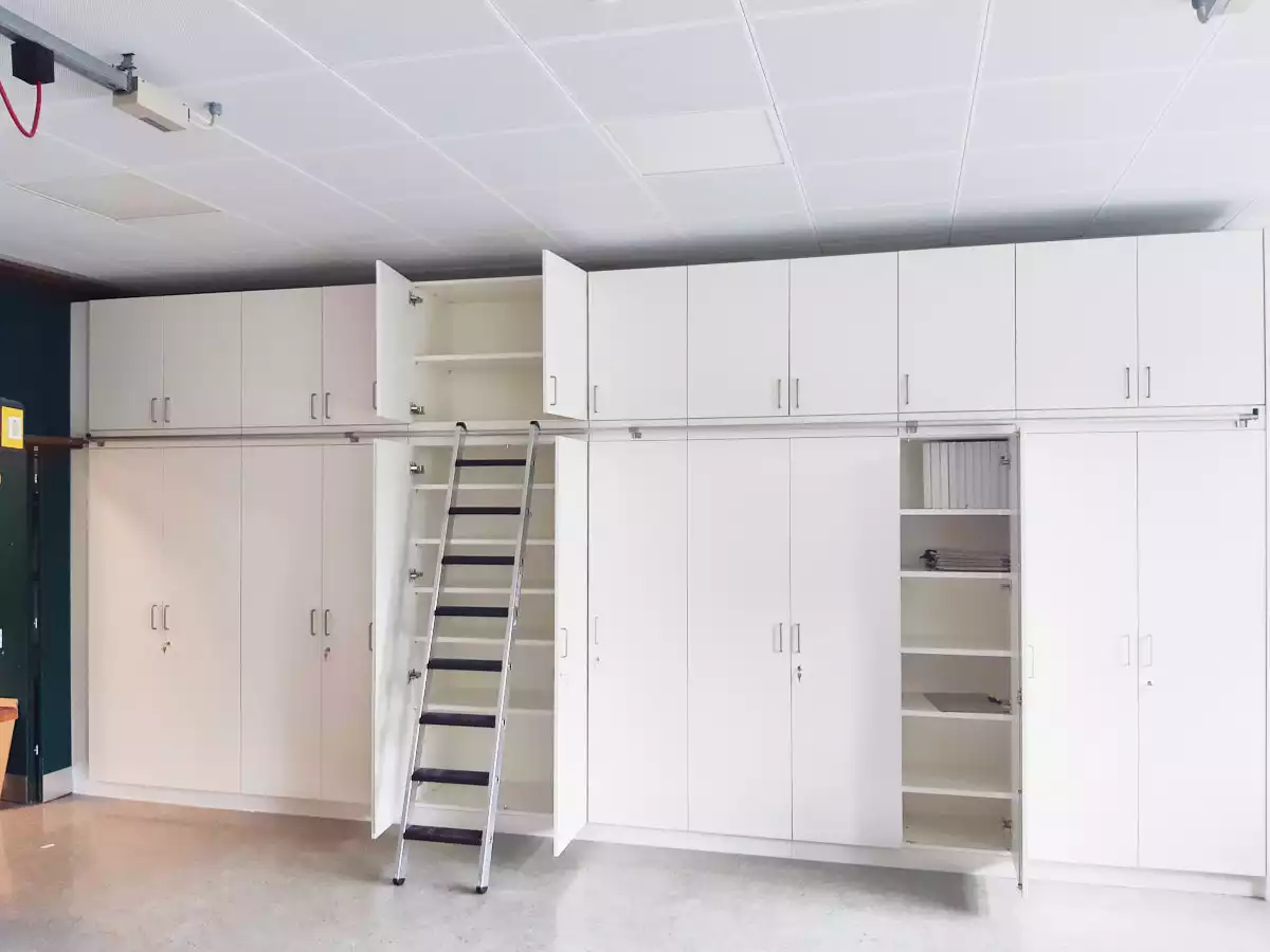 Perfekt ausgenutzter Einbauschrank in einer Nische