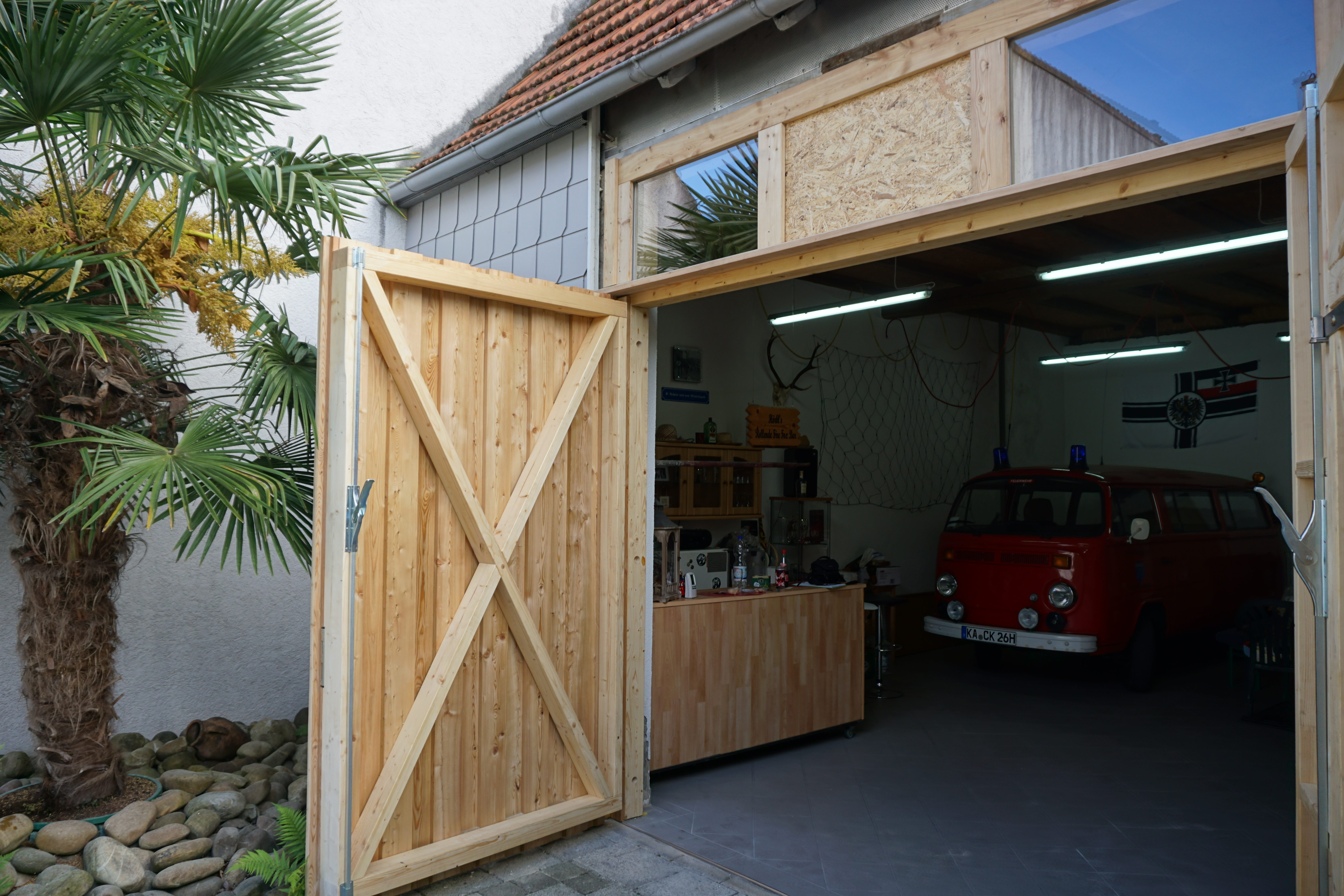 Exklusive Lofttür mit schwarzen Profilen und Glas als Raumteiler